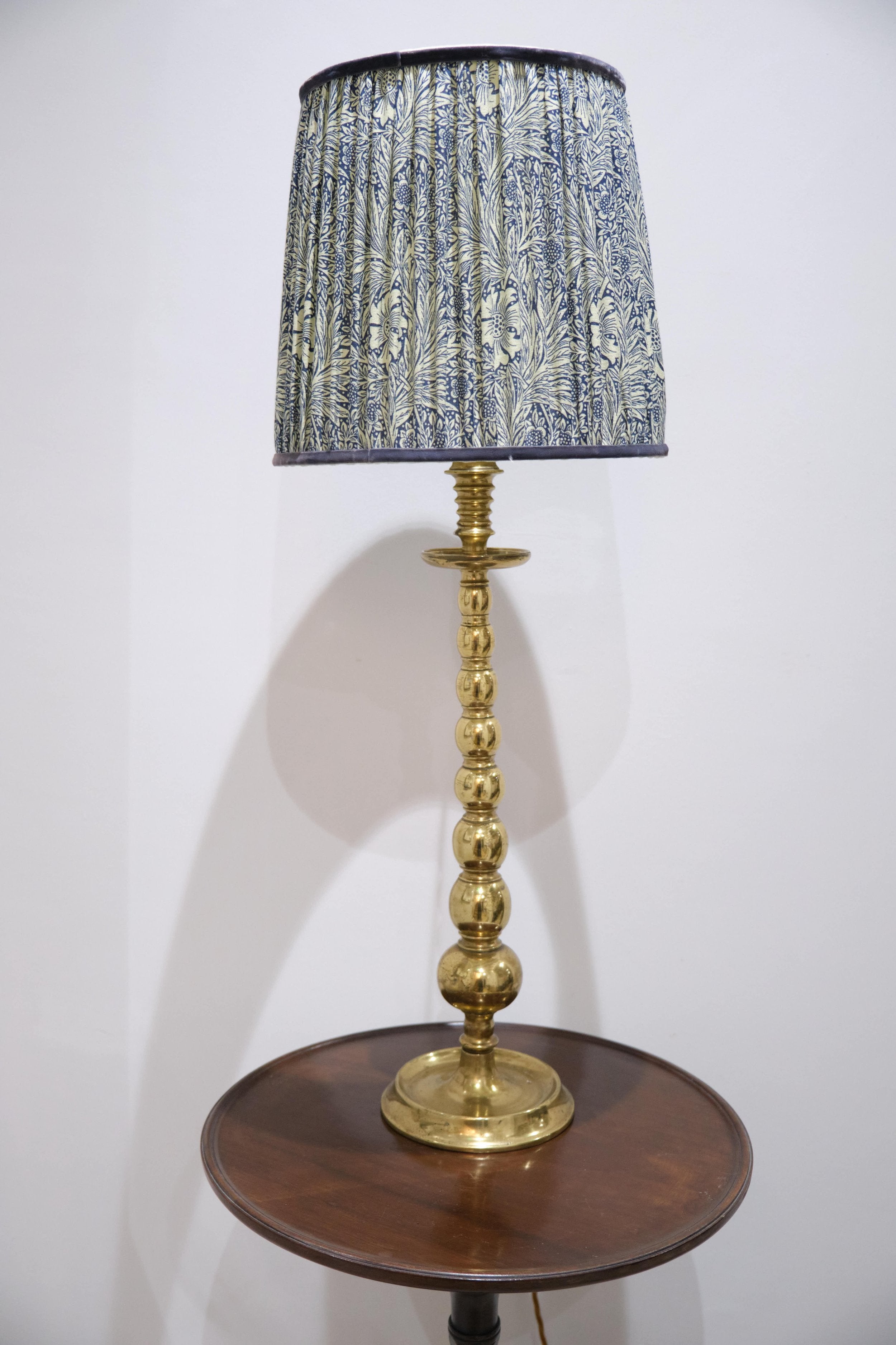 BRASS LAMP WITH GRADUATING BALL COLUMN