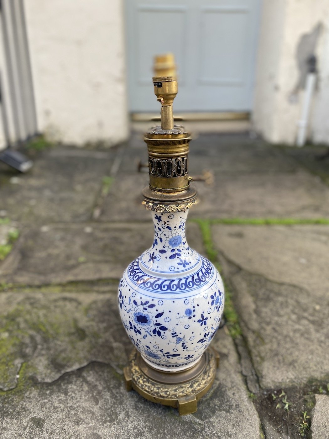 A STUNNING 19TH CENTURY DELFT BLUE AND WHITE LAMP