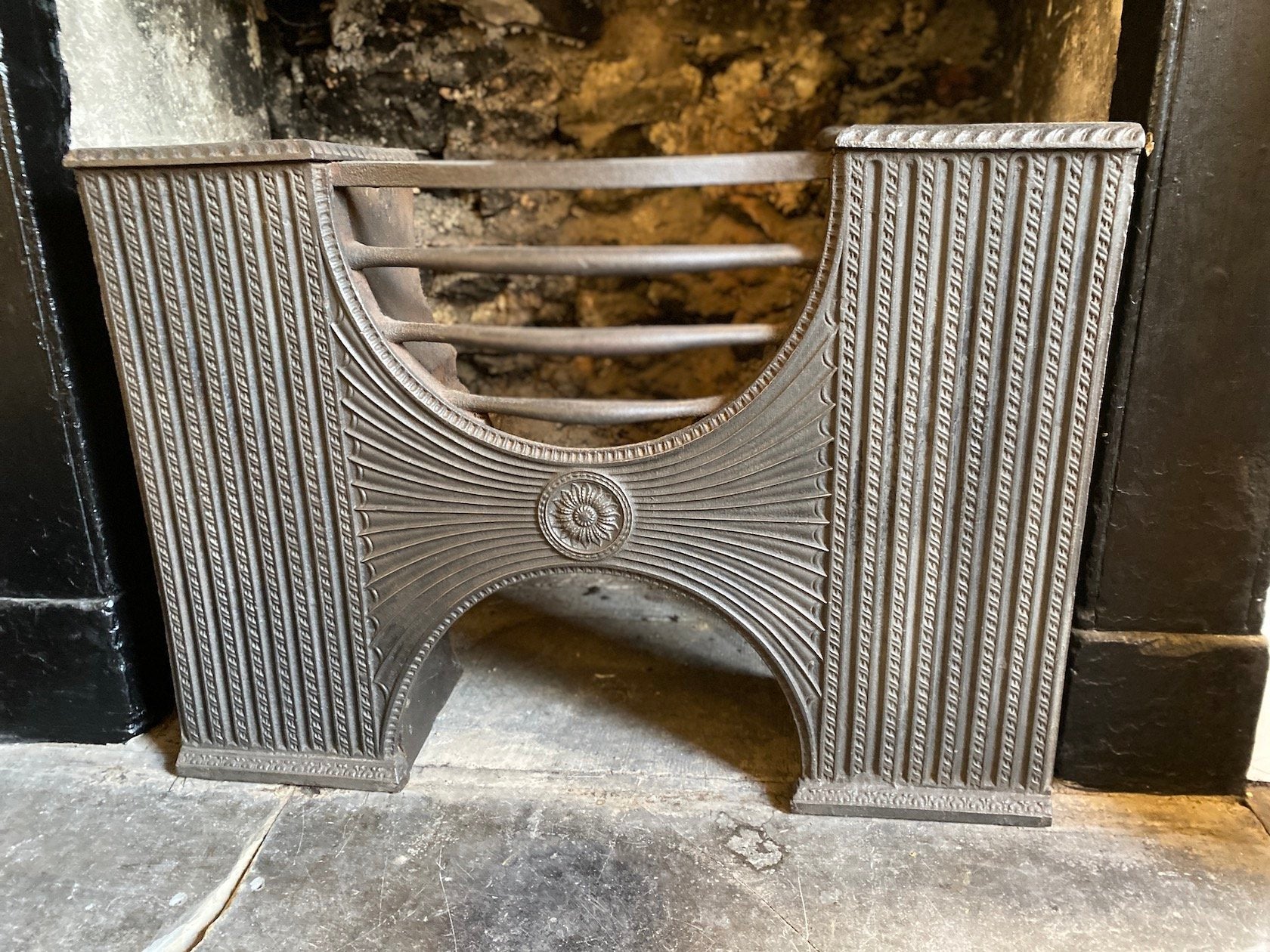 AN ELEGANT ANTIQUE 18TH CENTURY CAST IRON HOUR GLASS HOB GRATE IN TYPICAL NEOCLASSICAL DESIGN OF THE KIND DESIGNED BY ROBERT ADAM, CAST BY CARRON. CIRCA 1790