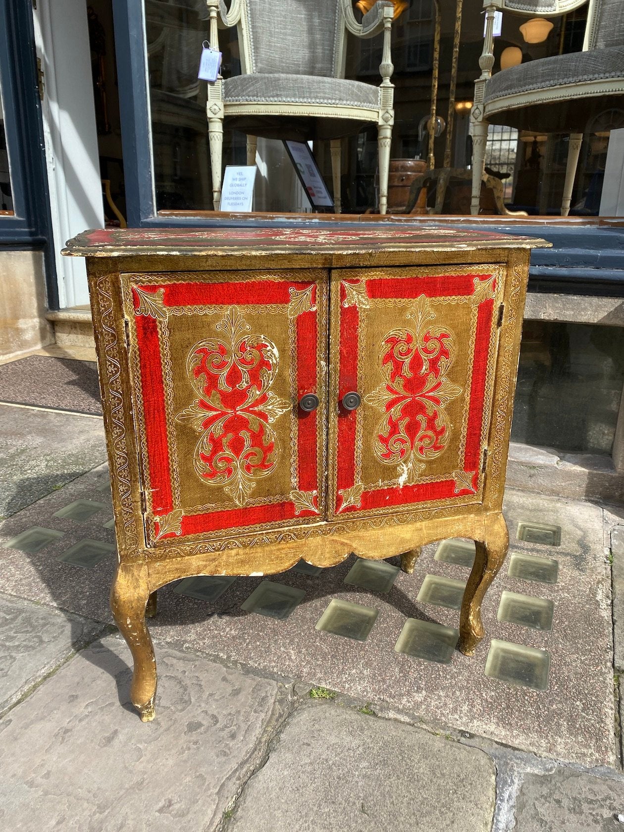 20TH CENTURY PAINTED CHINOISERIE PINE CABINET IN BRILLIANT GOLD AND RED