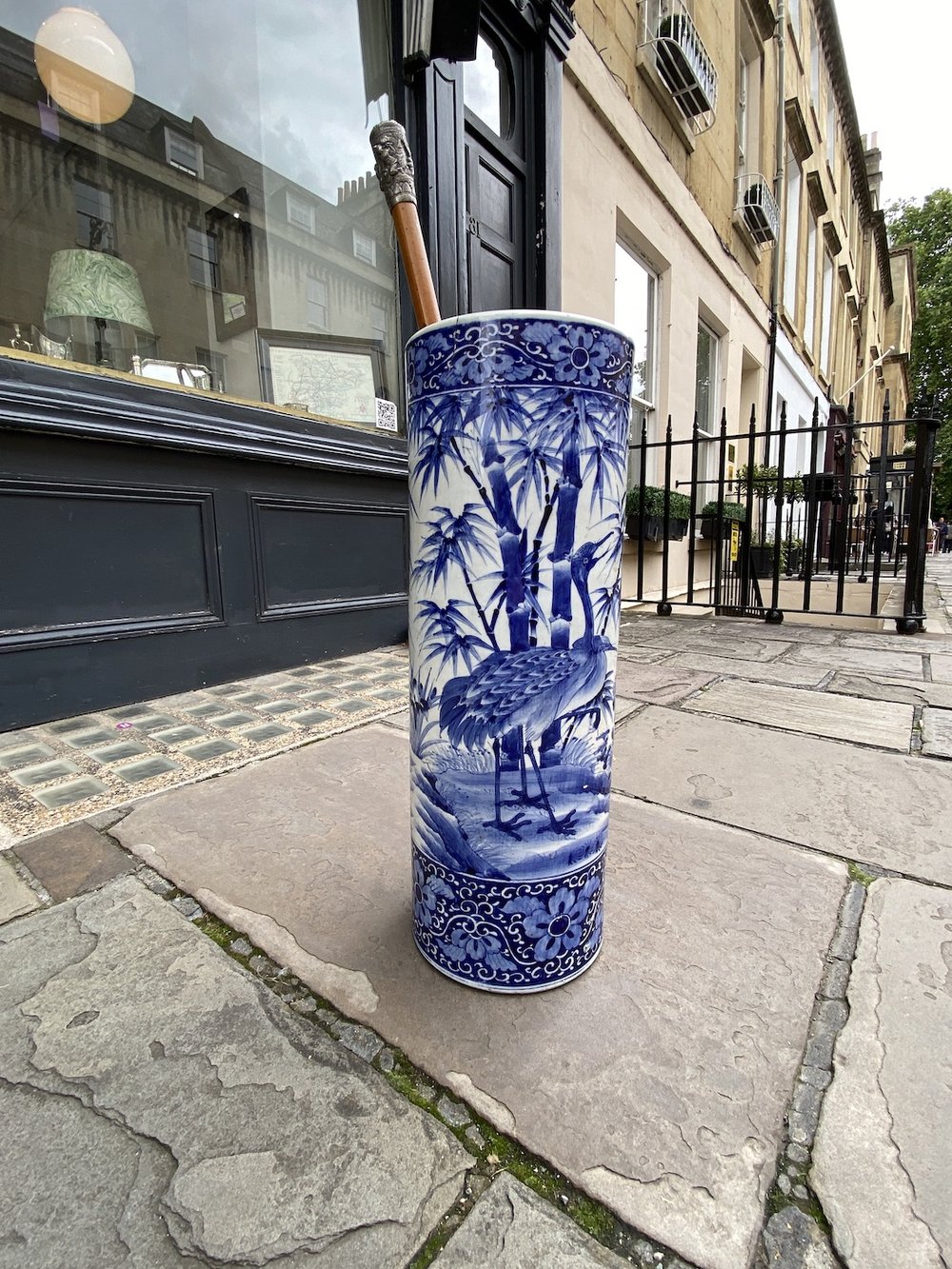 EARLY 20TH CENTURY BLUE AND WHITE STICK STAND