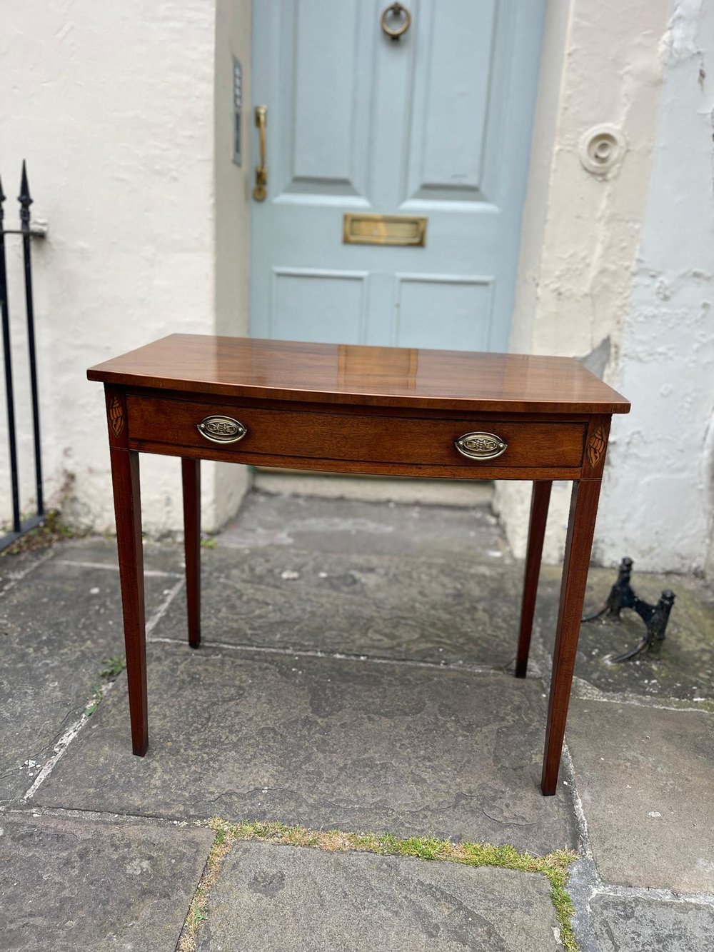 FINE 18TH CENTURY SHERATON PERIOD BOW-FRONTED SIDE TABLE WITH SINGLE DRAWER AND INLAID PATERAE TO THE TOP OF SQUARE SECTION WITH TAPERING LEGS