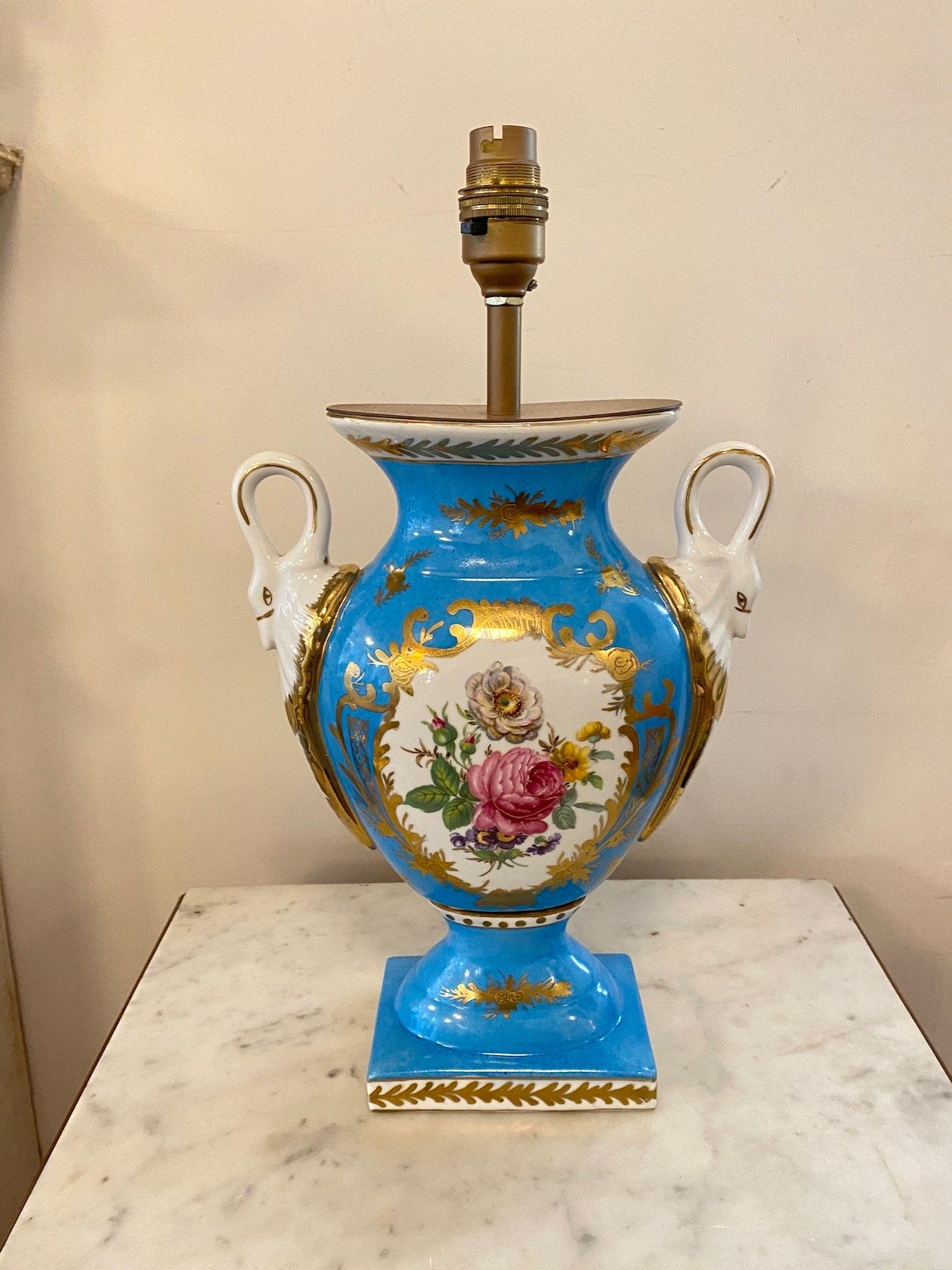 A PRETTY MID 20TH CENTURY SEVRES STYLE LAMP DECORATED IN BLEU CELESTE WITH GILT FRAMED FLORAL RESERVES AND SWAN NECK HANDLES CIRCA 1960-70S