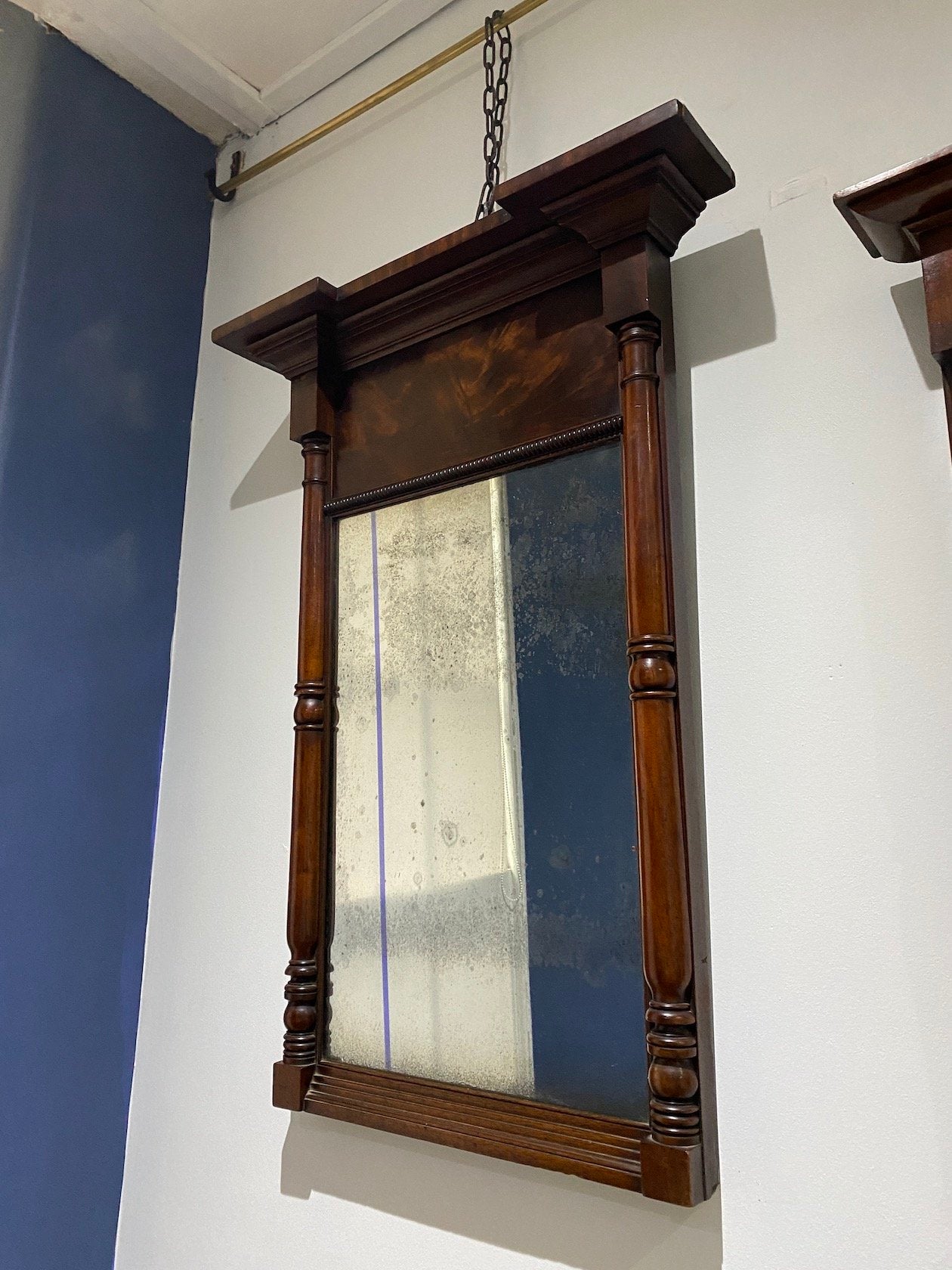 19TH CENTURY LARGE MAHOGANY PIER MIRROR WITH MOULDED CORNICE OVER FLAME MAHOGANY FRIEZE. OLD GLASS PLATE SET WITHIN TURNED COLUMN FRAME CIRCA 1820.