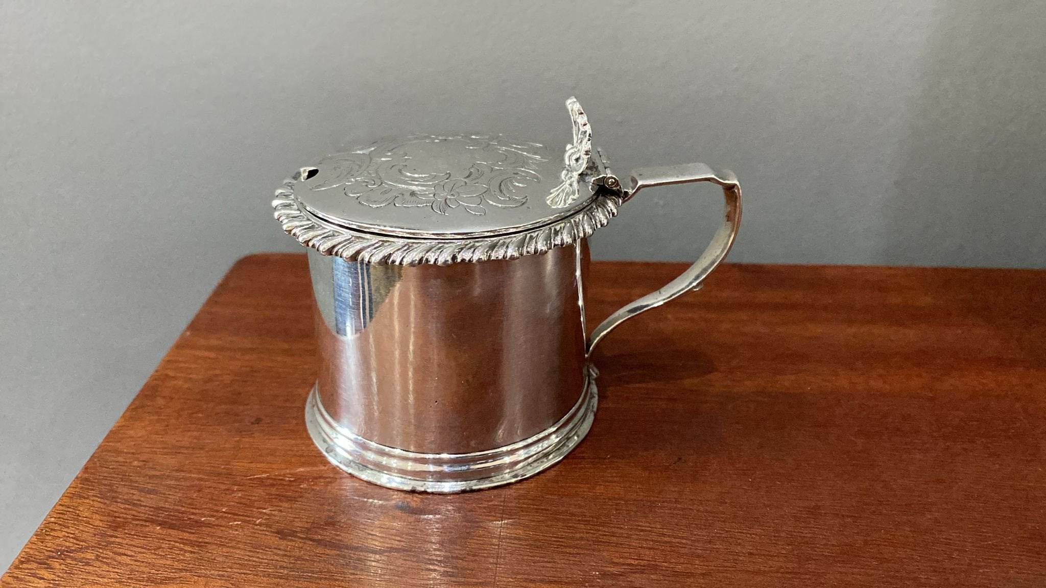 A round mustard pot and liner with engraved lid. Made by WH Smily of London in 1851 (BN1094)