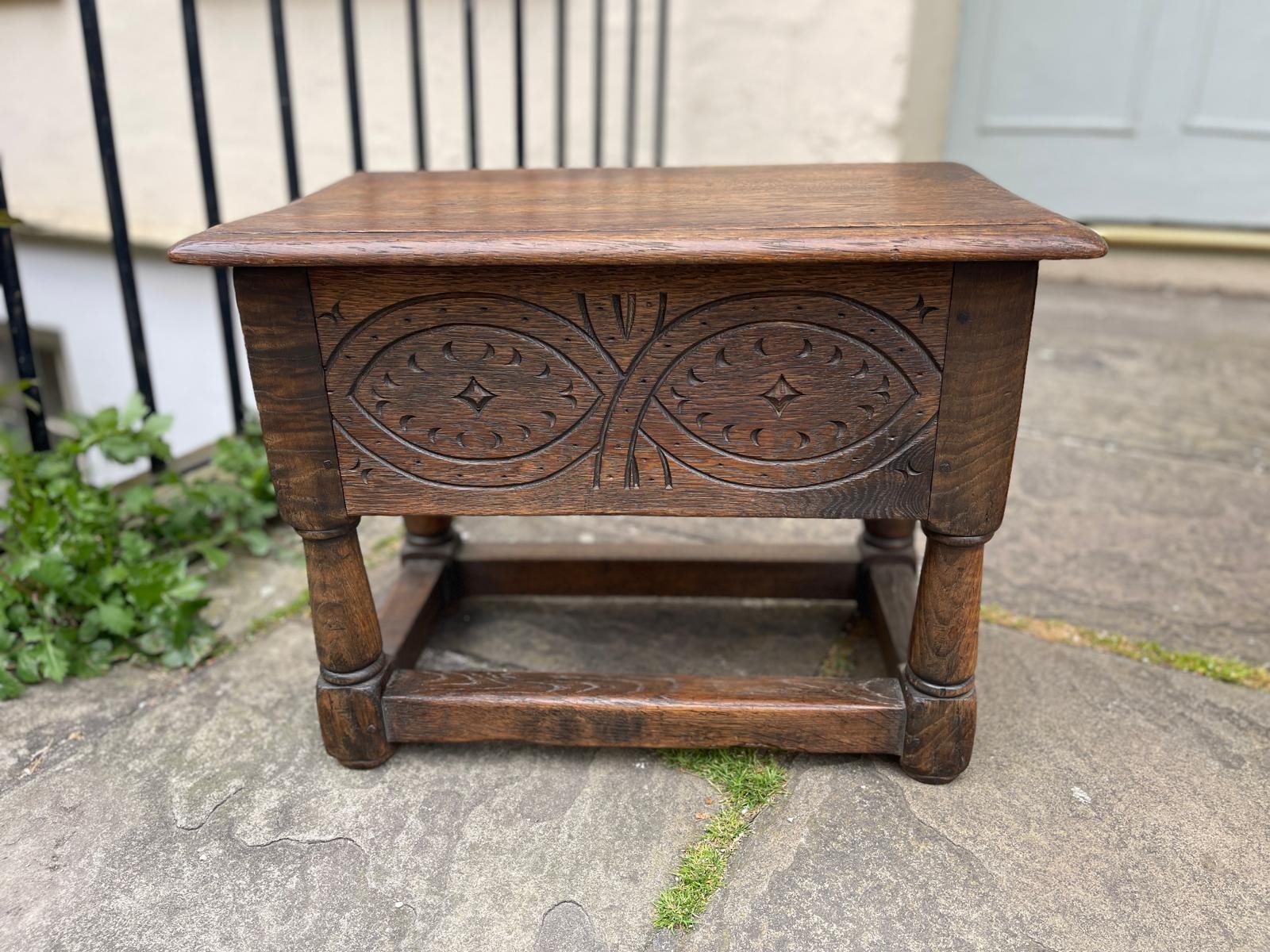 ANTIQUE OAK BOX-TOP JOINED STOOL IN THE 18TH CENTURY STYLE CIRCA 1900