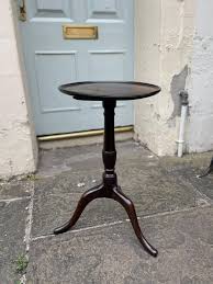 18TH CENTURY OAK LAMP / WINE TABLE WITH DISHED TOP IN RICH NUTTY COLOUR RAISED UPON AN ELEGANT TRIPOD BASE CIRCA 1760