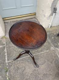 18TH CENTURY OAK LAMP / WINE TABLE WITH DISHED TOP IN RICH NUTTY COLOUR RAISED UPON AN ELEGANT TRIPOD BASE CIRCA 1760