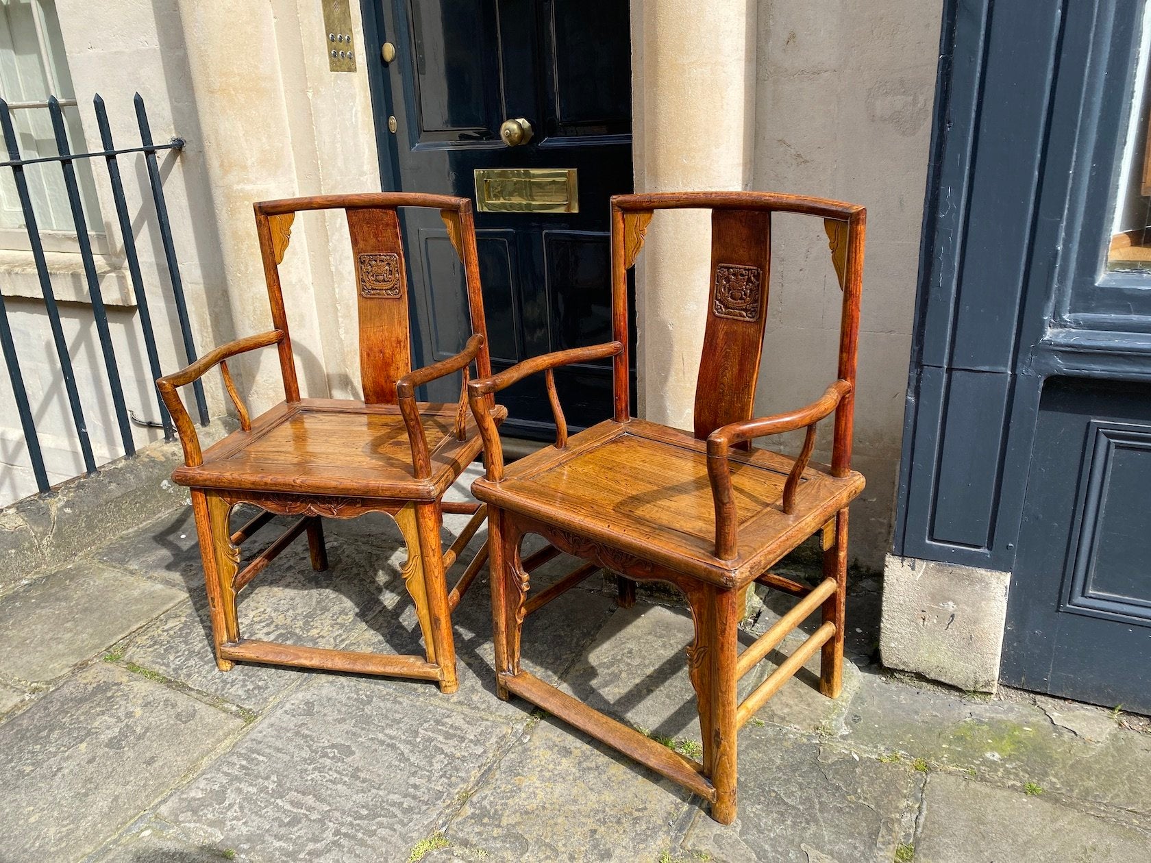 AN EXCELLENT PAIR OF QUALITY 19TH CENTURY CHINESE ELM ARMCHAIRS