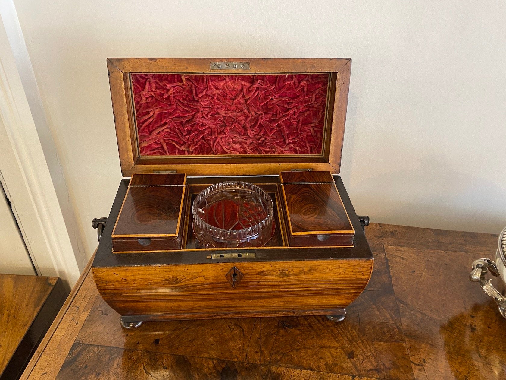 ANTIQUE 19TH CENTURY ROSEWOOD 2-COMPARTMENT TEA CADDY FOR GREEN AND BLACK TEA INCLUDING A MIXING BOWL