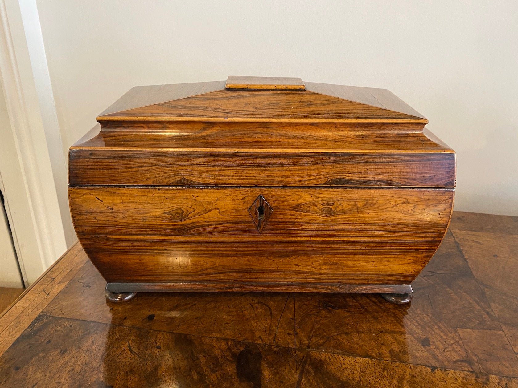 ANTIQUE 19TH CENTURY ROSEWOOD 2-COMPARTMENT TEA CADDY FOR GREEN AND BLACK TEA INCLUDING A MIXING BOWL