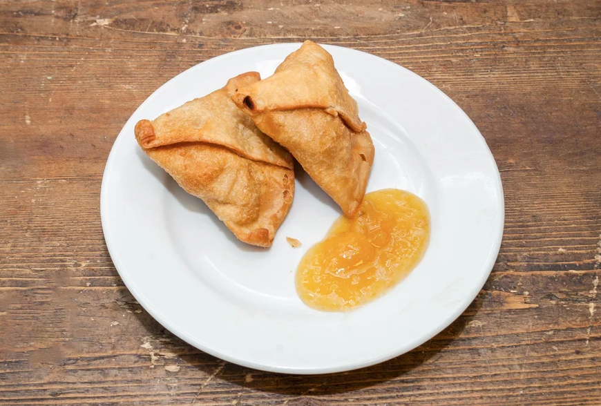 2 Samosas with Chutney