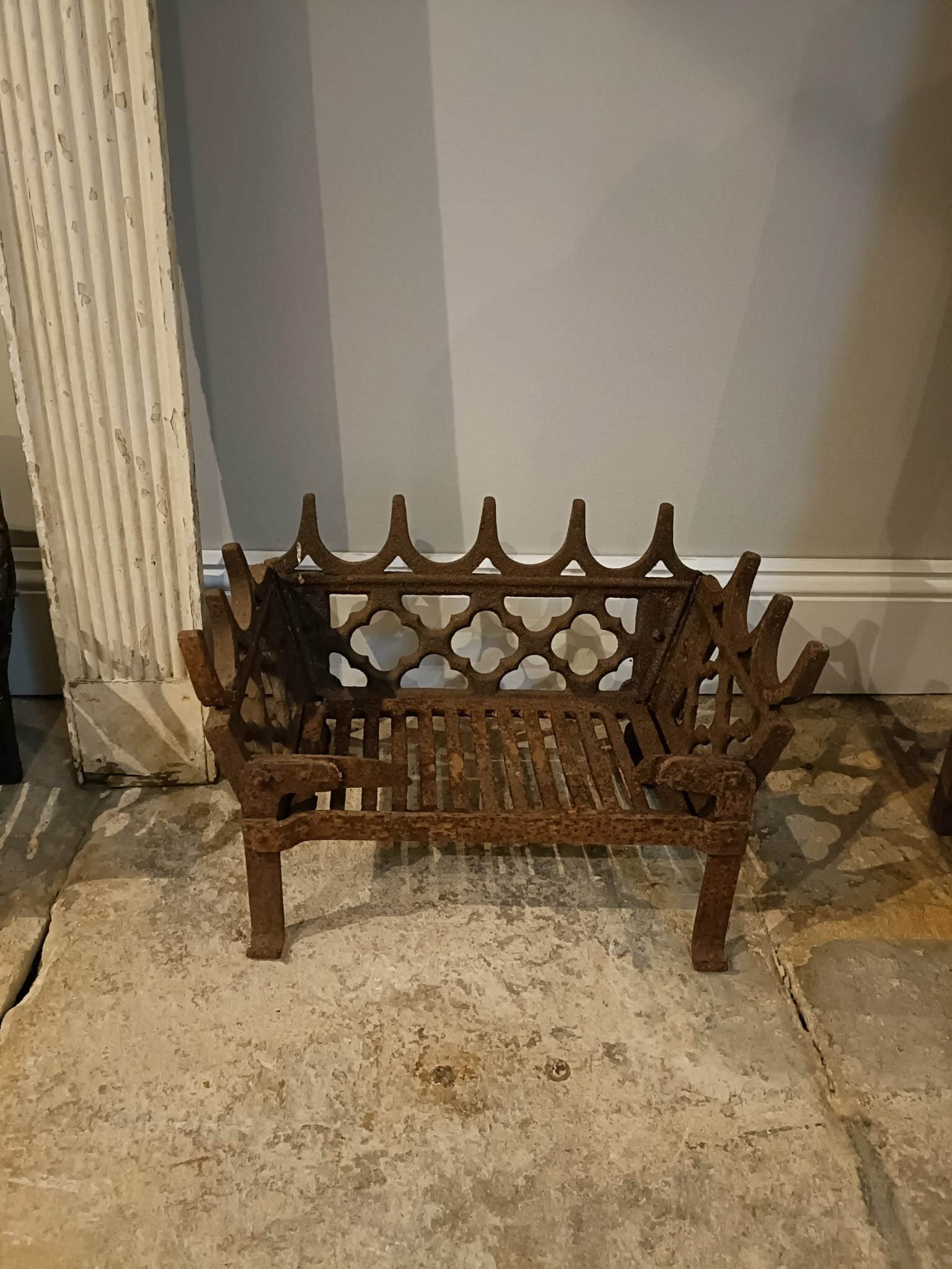 19TH CENTURY CAST IRON FIRE GRATE