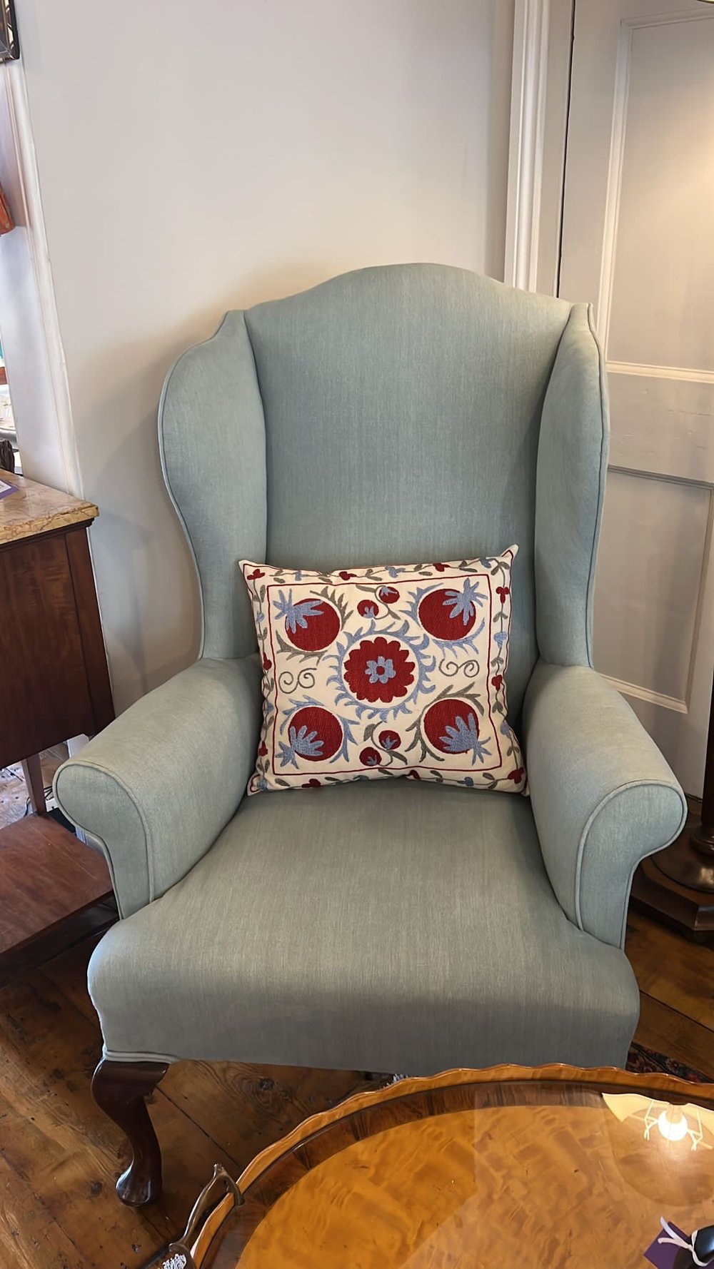 19TH CENTURY MAHOGANY WING BACK CHAIR OF EXCELLENT QUALITY