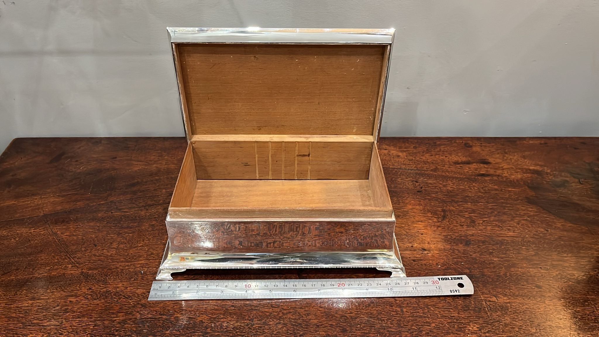 Extra large clean silver cigar box with machine top and camphor wood lining. Made by John Dixon & Son of Birmingham in 1937 (BN1003)