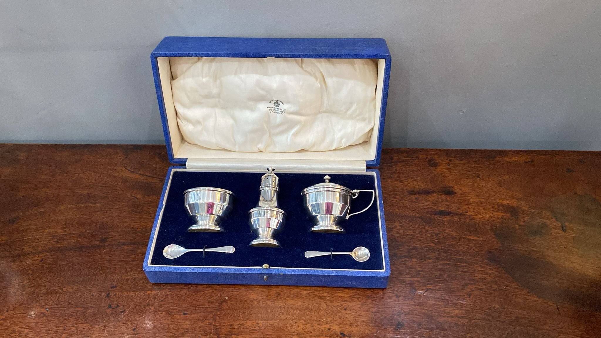 Boxed three piece Art Deco silver cruet set by Mappin & Webb. Birmingham 1934. (BN1097)