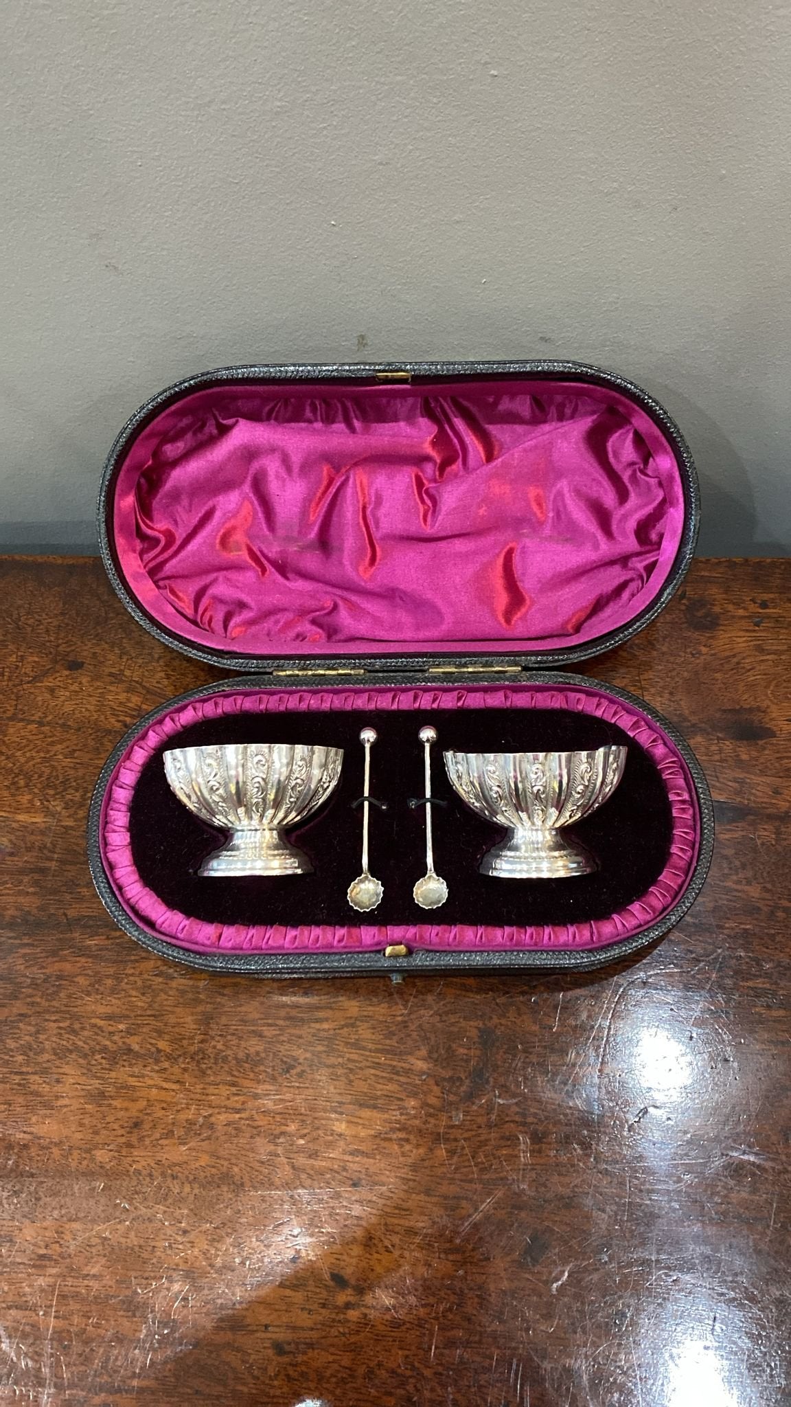 Beautiful two pc silver salt and pepper set in red velvet box. London 1892. (BN1099)