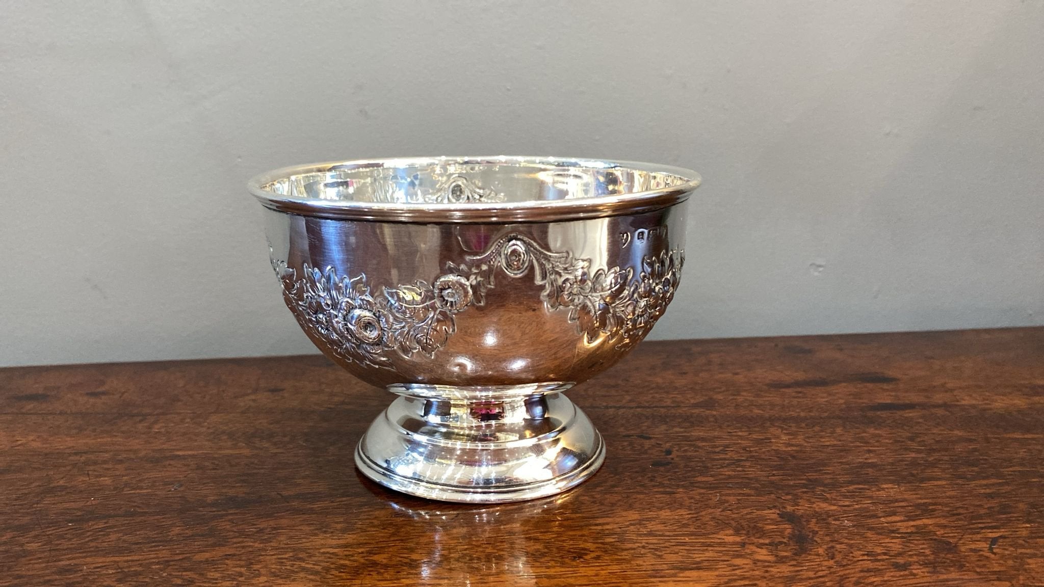 13 cm Silver bowl with embossed border of flowers. Birmingham 1904. (BN1133)