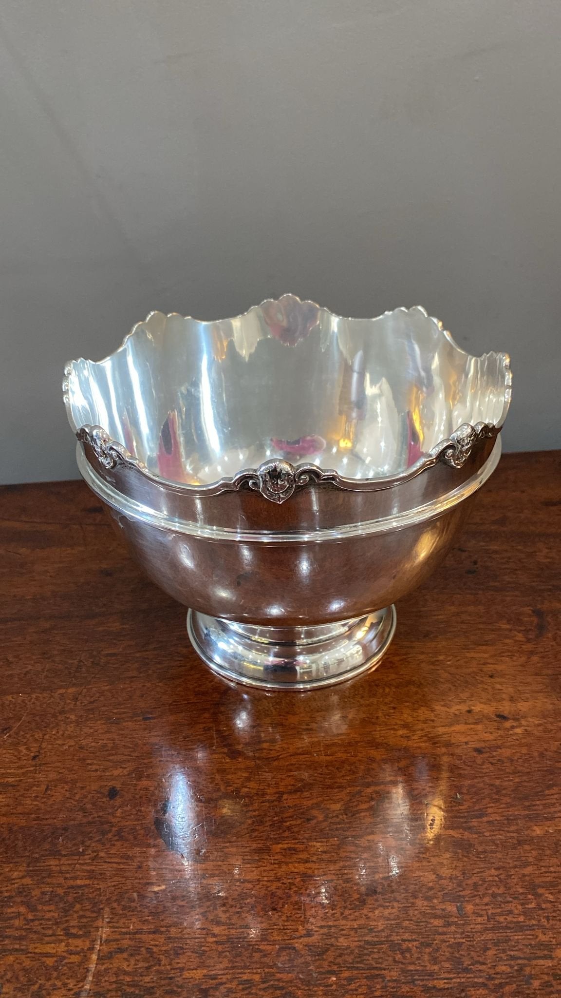 Edwardian silver rose bowl with applied cherub border by William Hutton and Sons. Birmingham 1906 (BN1159)