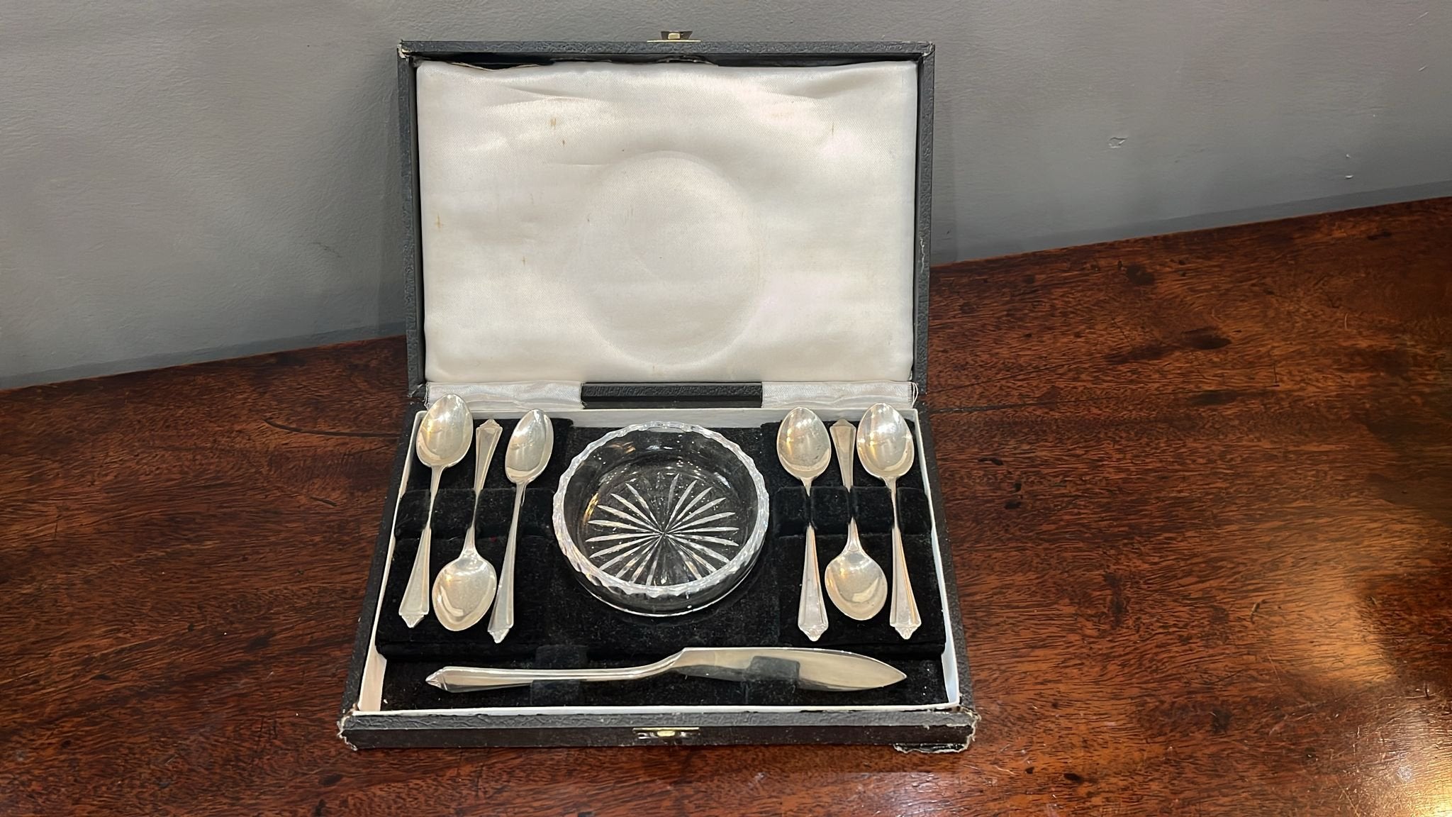 Cased butter dish with silver knife & 6 spoons. Birmingham 1932 (CP4143)