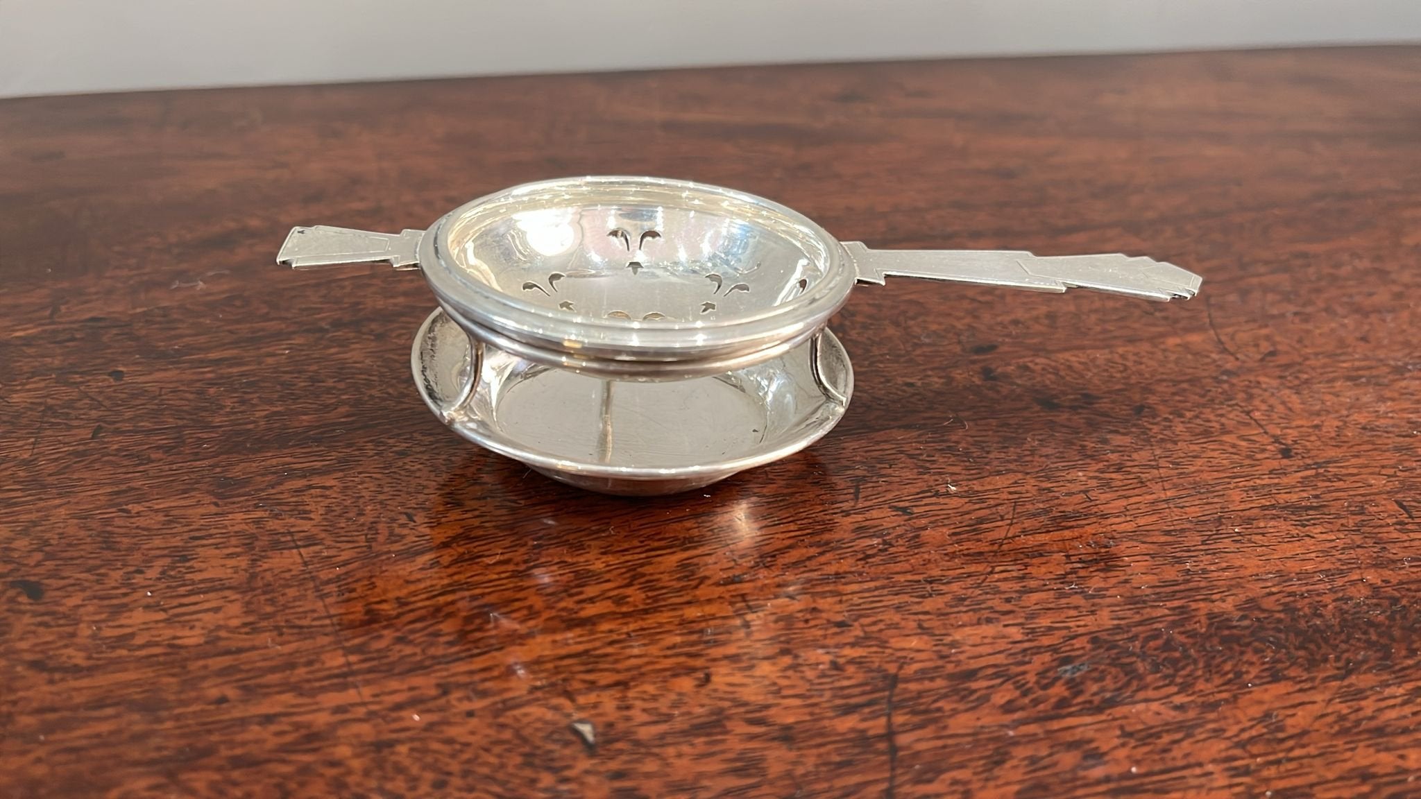 Art Deco silver tea strainer on stand. Birmingham 1937 (BN603)