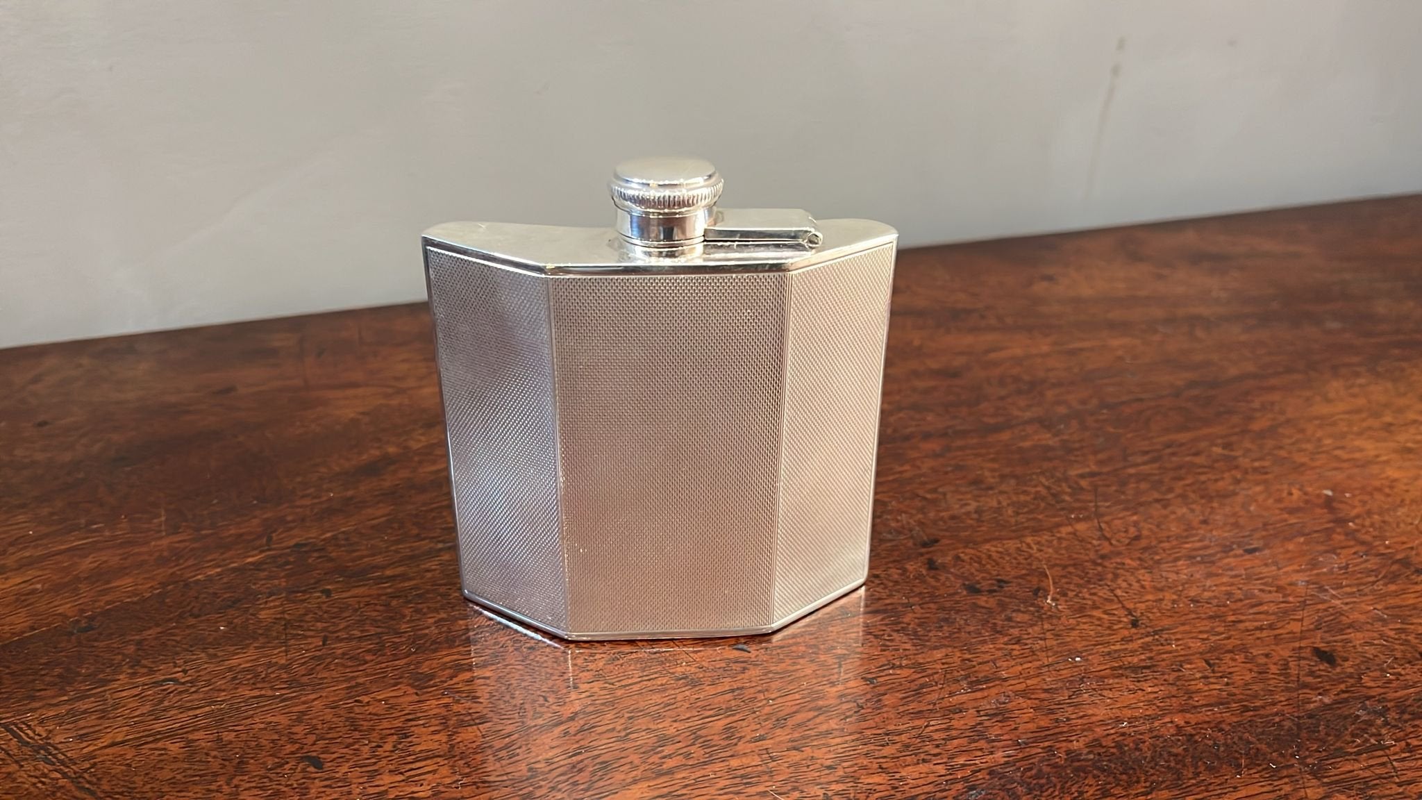 Angular machine turned silver hip flask made in Birmingham 1947 (BN663)