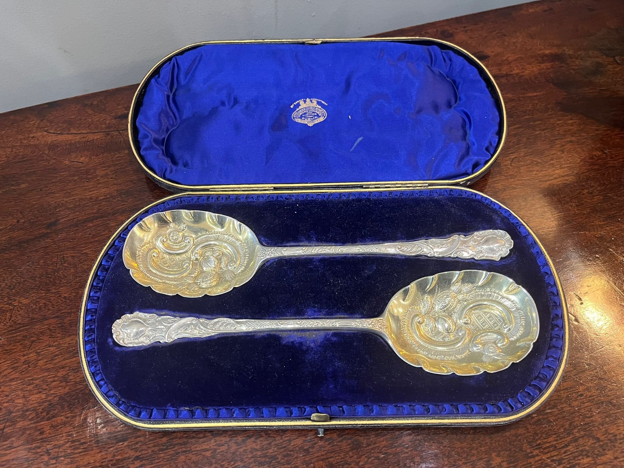 Boxed set of large silver gilt berry spoons made in London 1818 retailed by Edmond Johnson of Dublin (BN724)