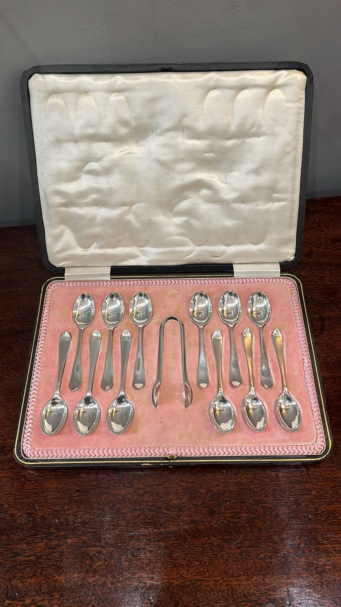 Boxed set of 12 silver teaspoons and sugar tongs. Sheffield 1910 (BN761)