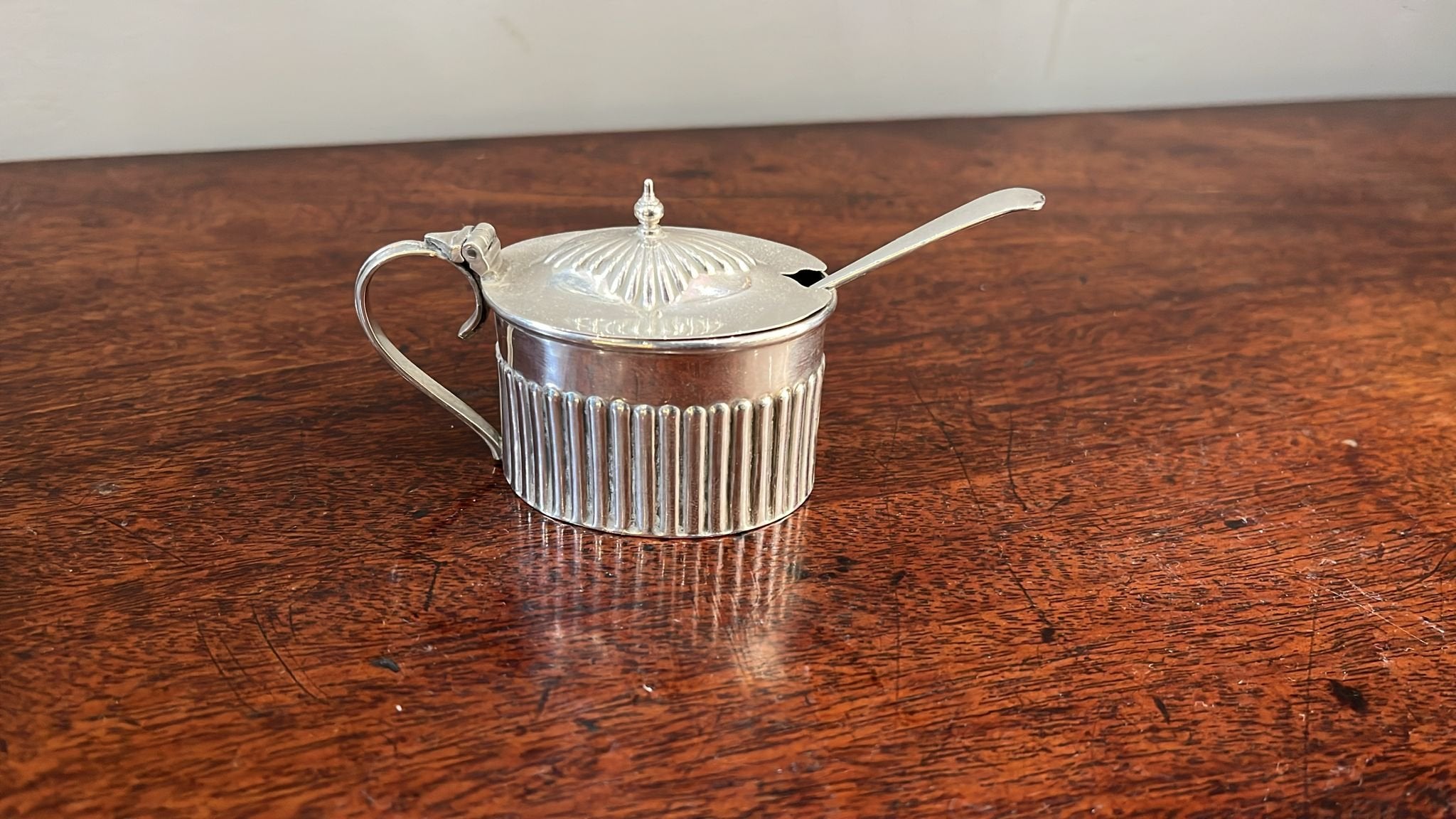 Fluted silver mustard pot. Birmingham 1913 by William Aitken (BN769)