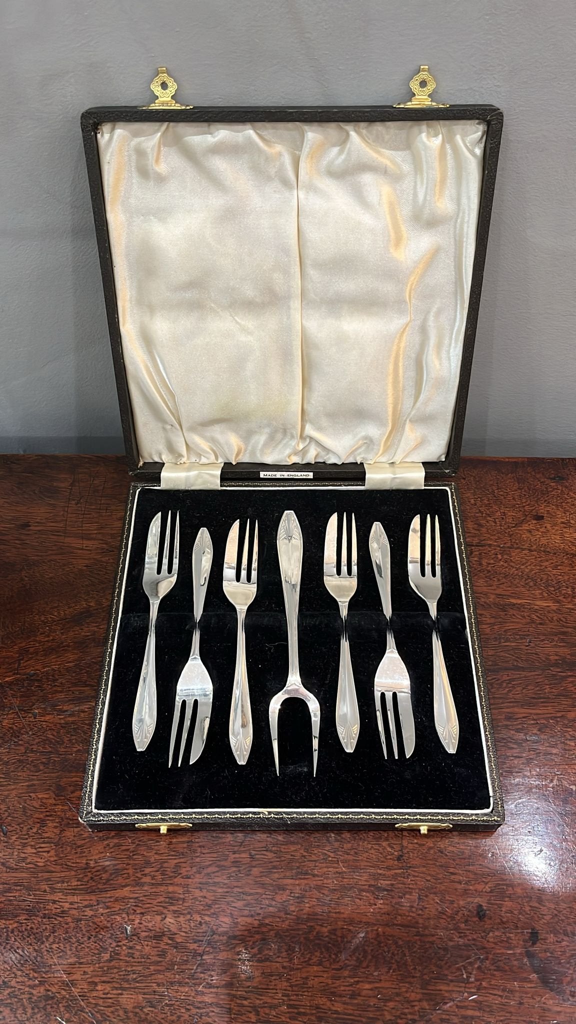 Boxed set of 6 silver deco cake forks and serving fork. Sheffield 1935 (BN800)