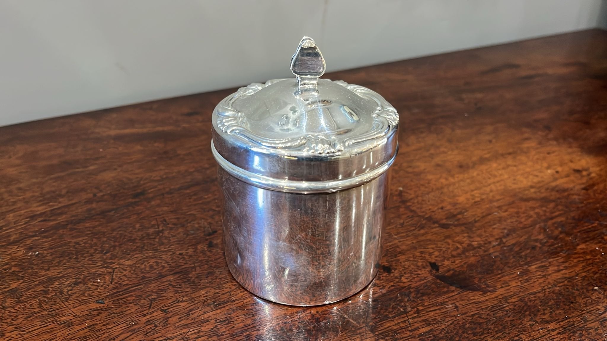 Cylindrical silver tea caddy with lid and caddy spoon holder. Made in Peru circa 1940s (BN977)