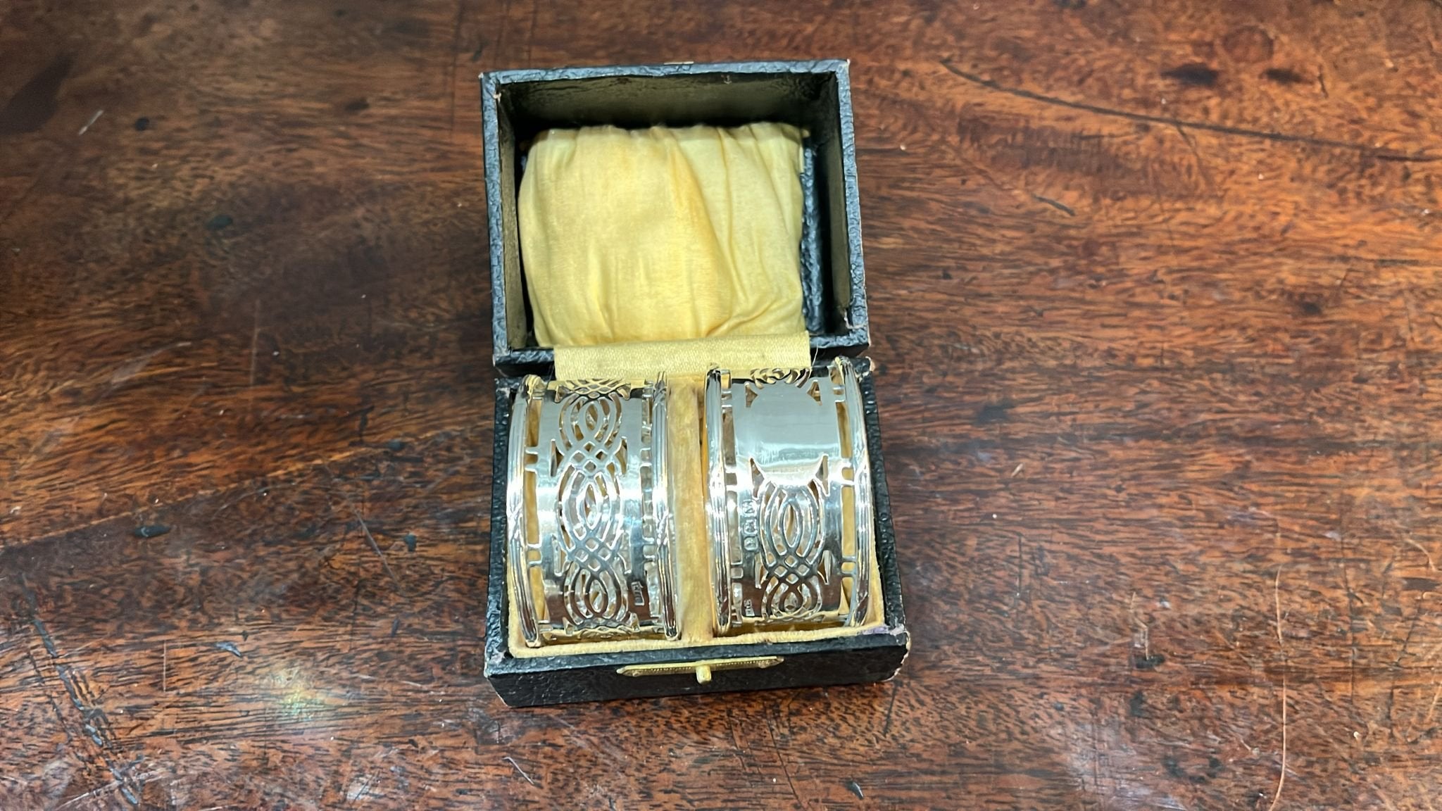 Boxed set of two silver napkin rings. Birmingham 1945 (BN996)