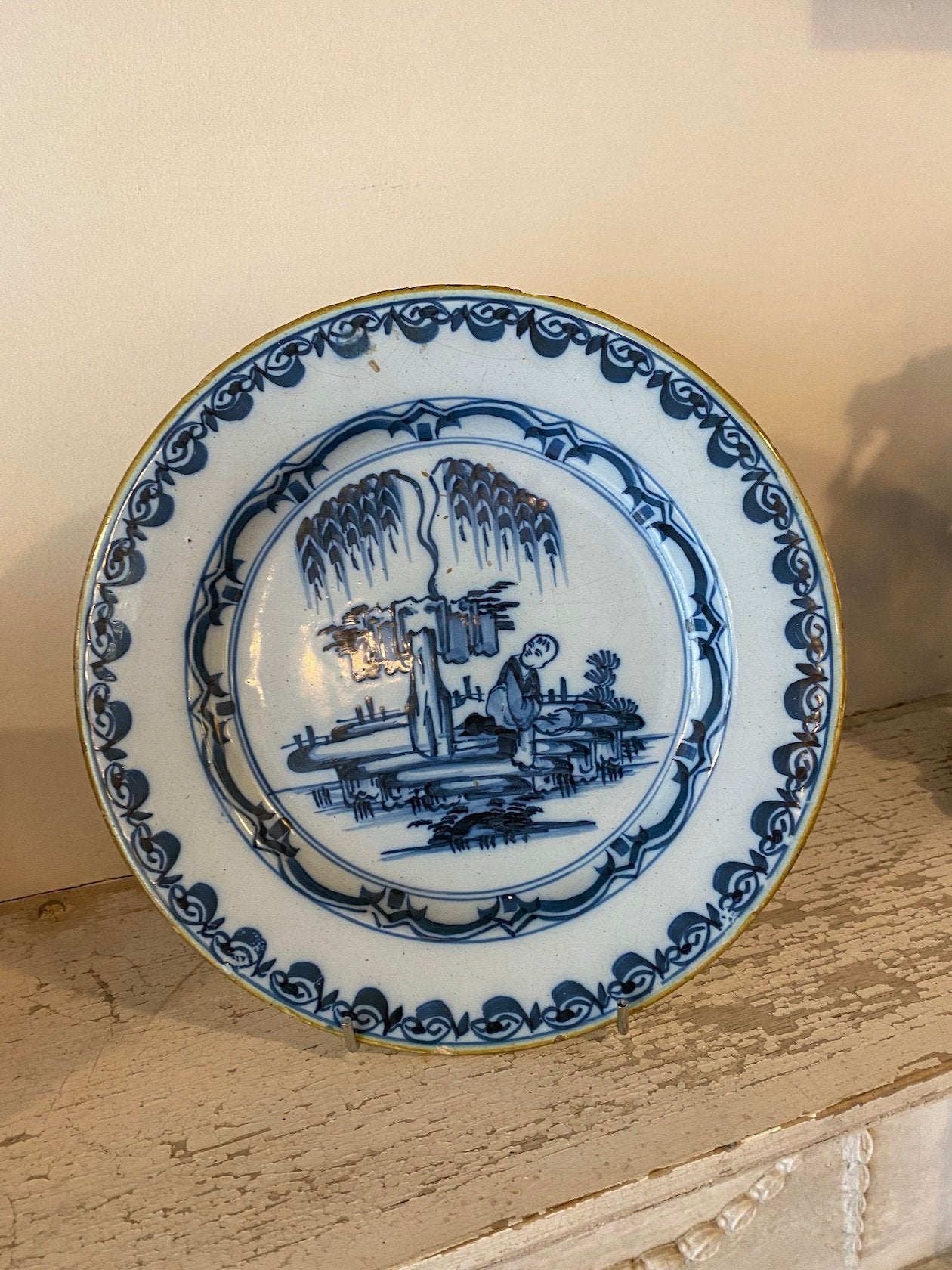 18TH CENTURY ENGLISH DELFT PLATE WITH PAINTING OF A BOY UNDER A TREE PAINTED PARTLY WITH LONG BRUSH STROKES