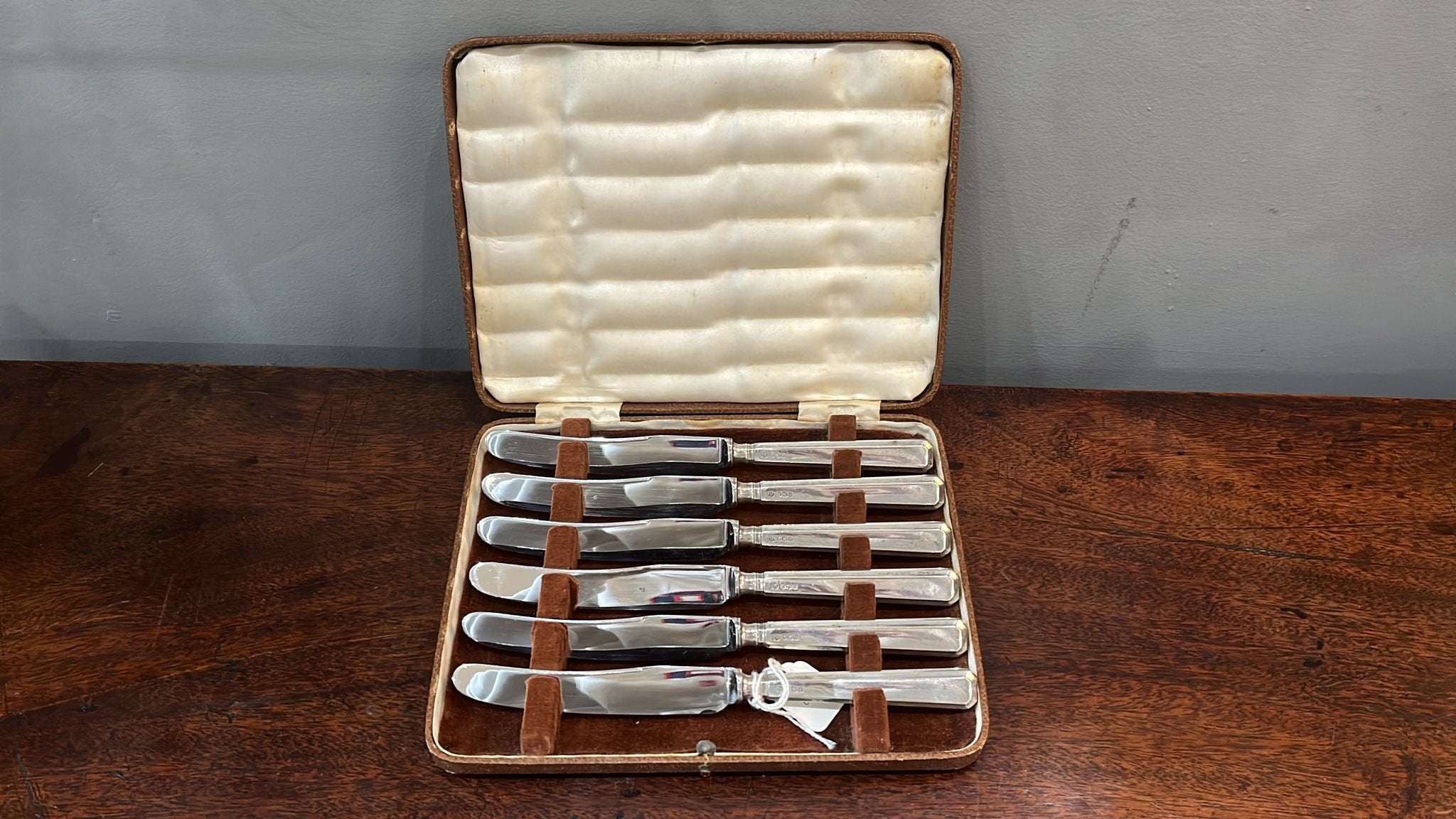 A Cased Set of Six Art Deco Style Silver Handled Tea Knives. Made in Sheffield 1950 (CP2128)