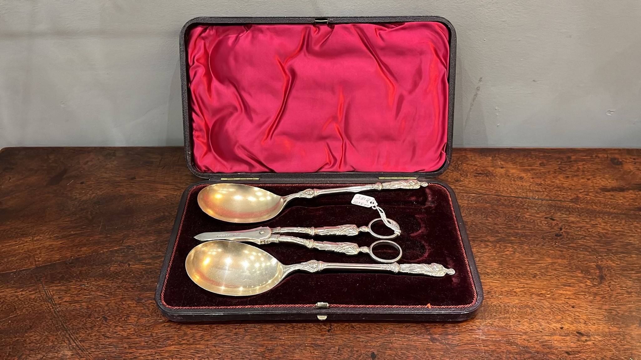 Cased pair of silver gilt bold apostle spoons and grape scissors (BN3582)