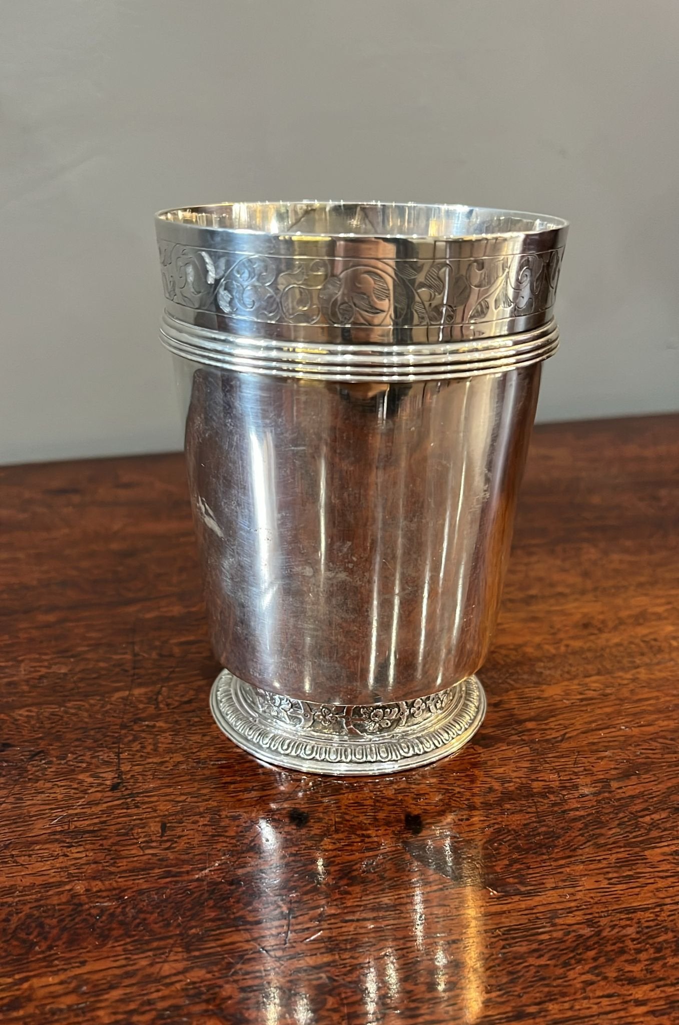 A late Elizabethan style beaker with a band of engraved decoration. Made in London in 1911 by Pairpoint Brothers (BN3662)