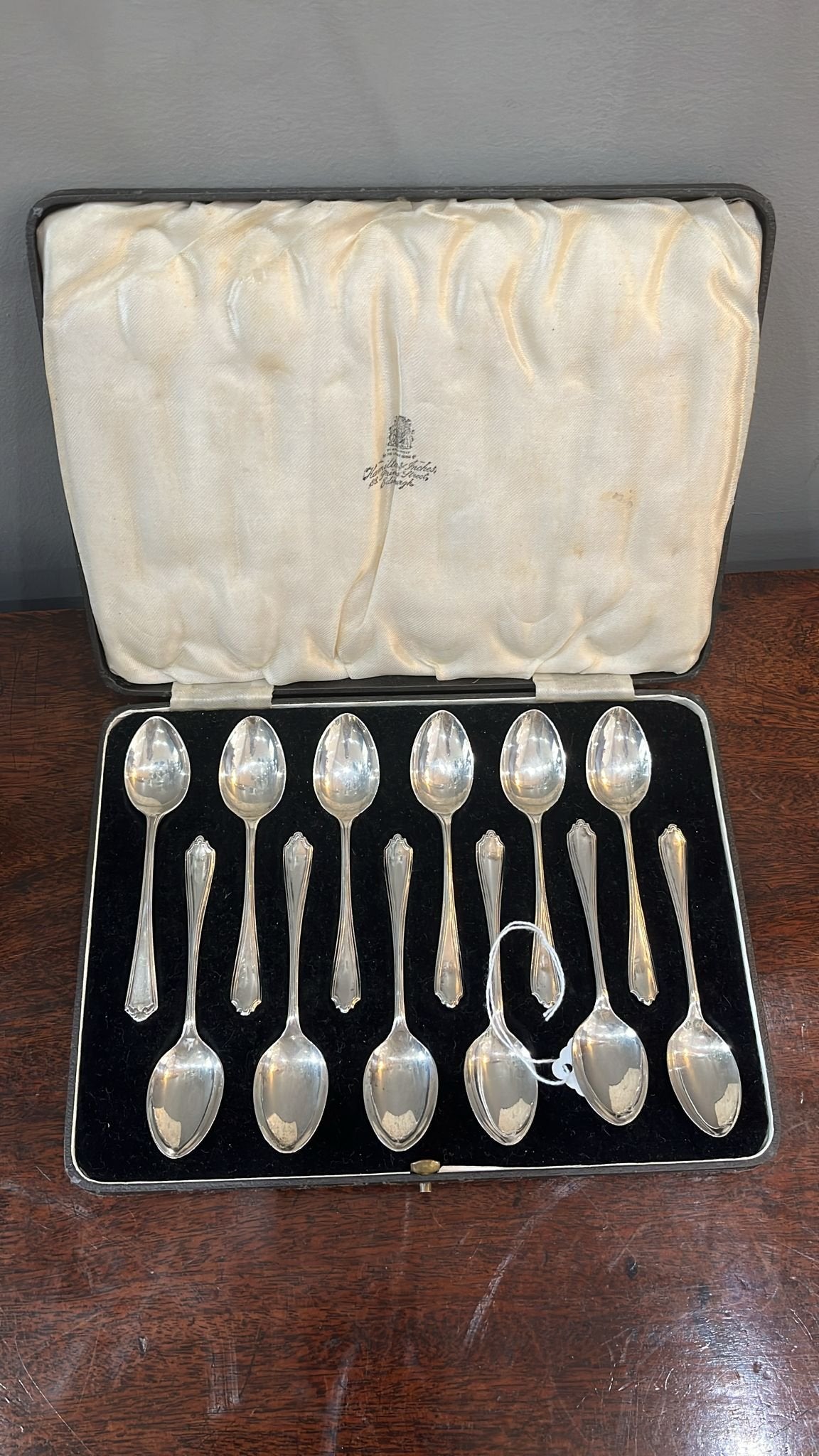 Boxed set of 12 silver tea spoons. London 1943 (CP4471)