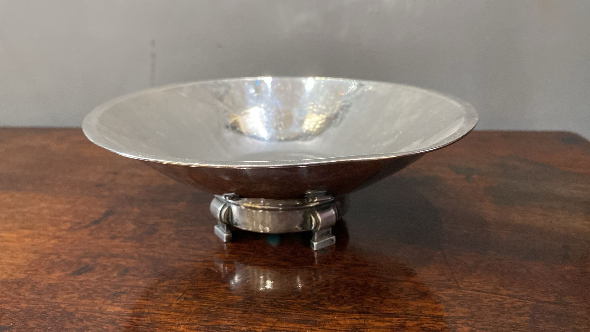 Arts and crafts hand beaten silver bowl on your angular feet. Made in Bremen Germany circa 1915. (BN1017)