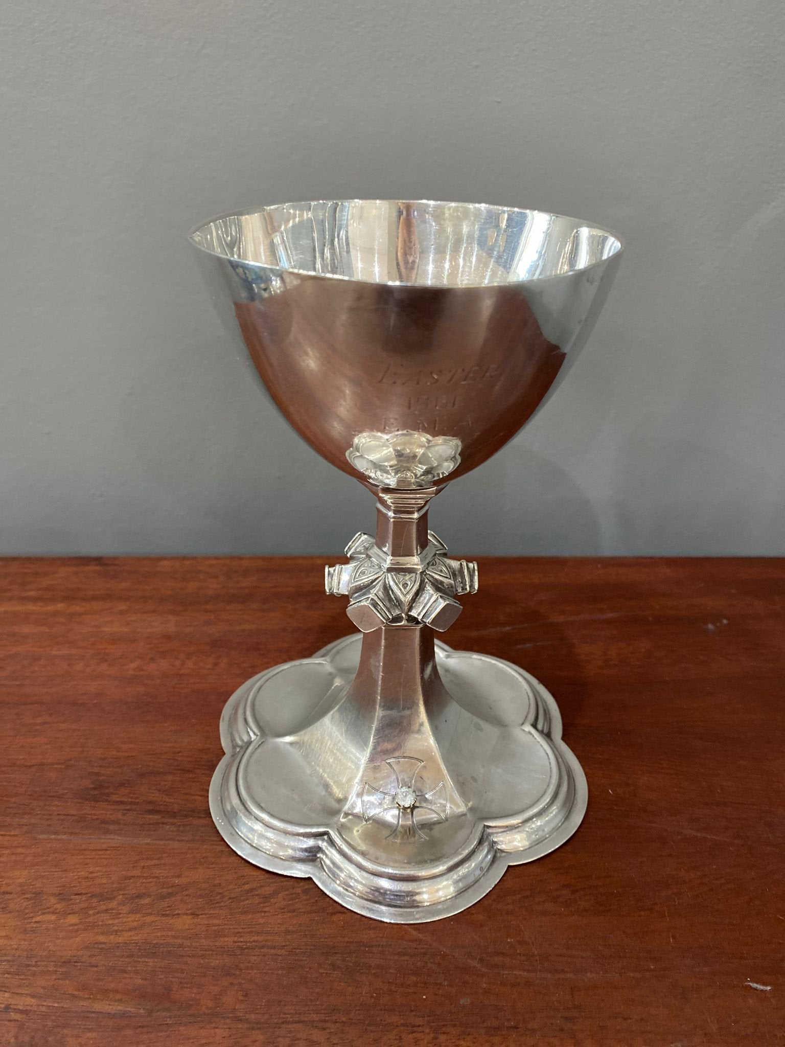 AE Jones silver chalice on a floral base with semi precious diamond stone. The six sided stem has a block type structure just below the bowl of the goblet. Birmingham 1960. (BN1093)